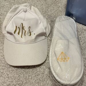 White "Mrs." Embroidered Cap with White Plush Slippers